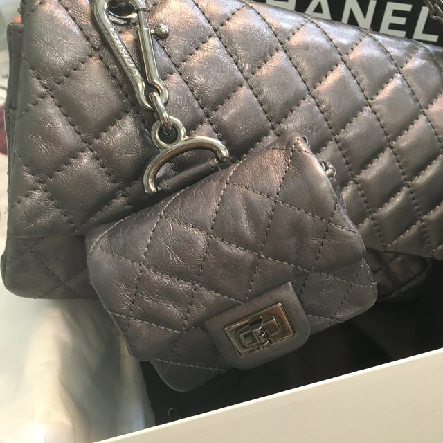 Chanel reissue con mini cc attaccata, la piccolina di può mettere e  togliere con gancio, condizioni perfette, completa di dust scatola e card,  doppia patta misure 24x16x7cm la mini 9x7x5cm